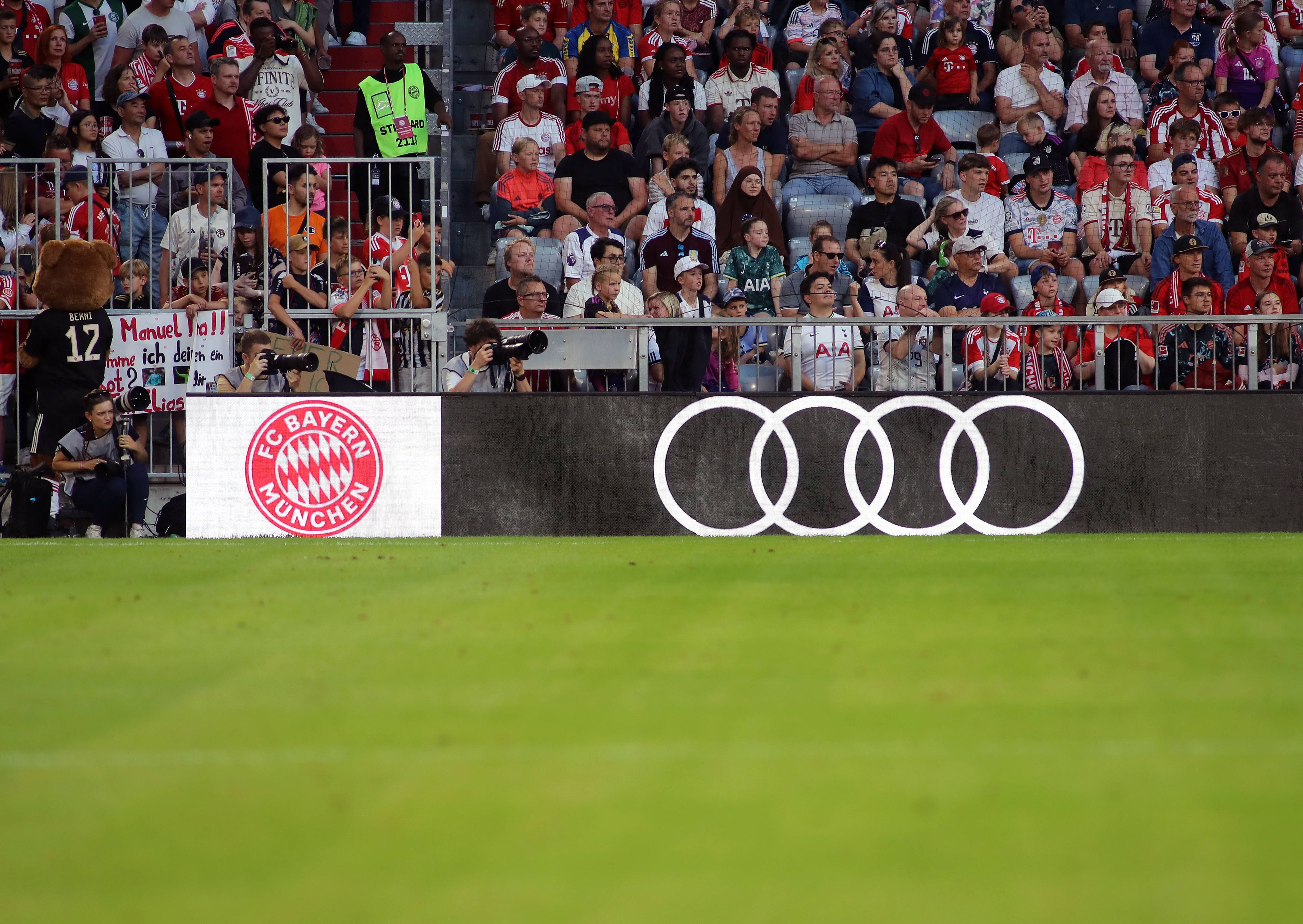 Eine Werbebande in der Allianz-Arena zeigt das Logo des FC Bayern neben dem Audi-Logo.