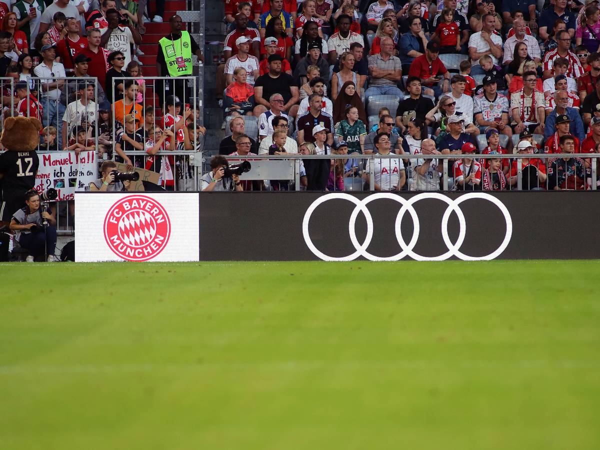 Eine Werbebande in der Allianz-Arena zeigt das Logo des FC Bayern neben dem Audi-Logo.