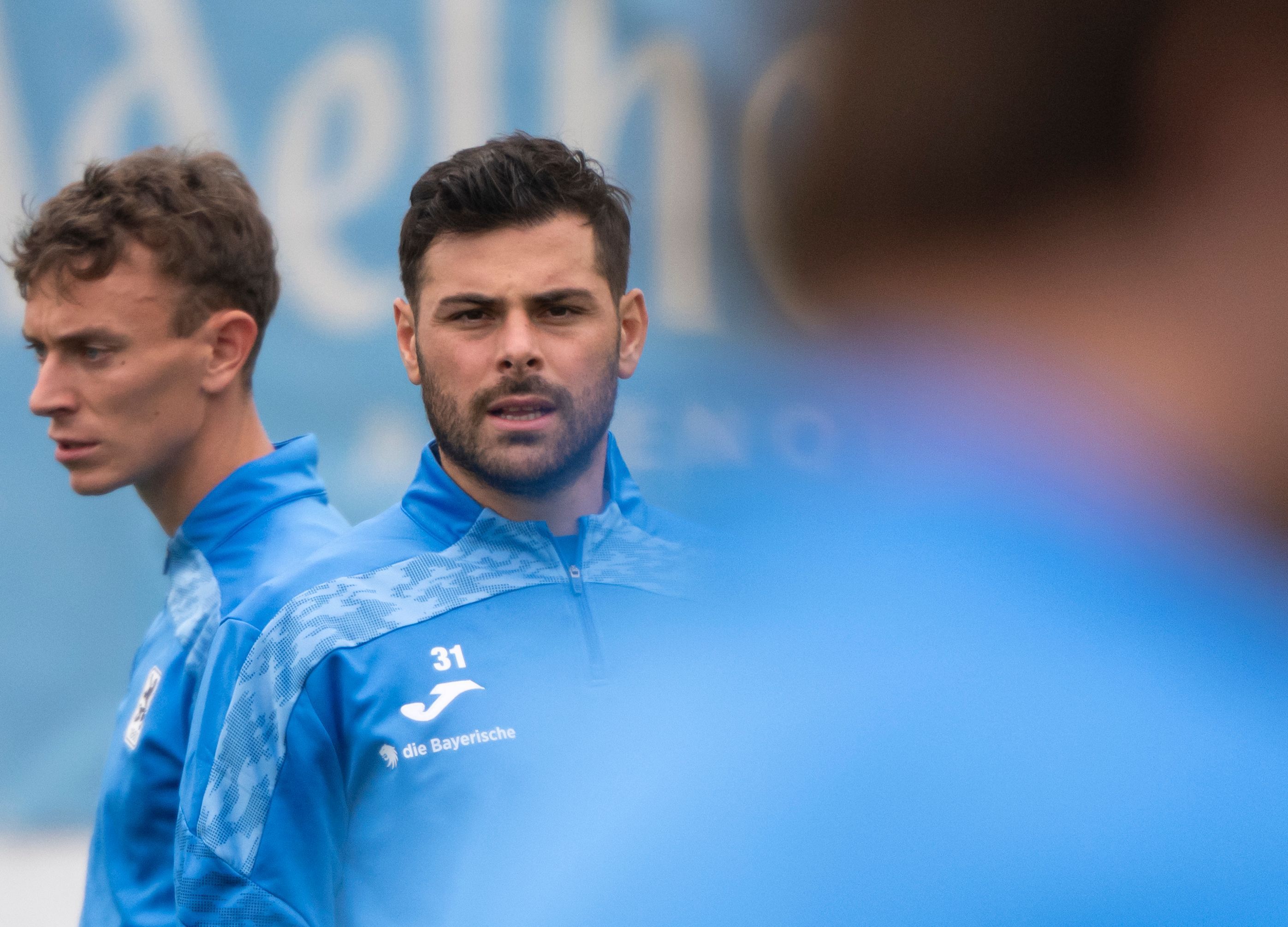 Kevin Volland in einer Trainingsjacke von 1860 München.