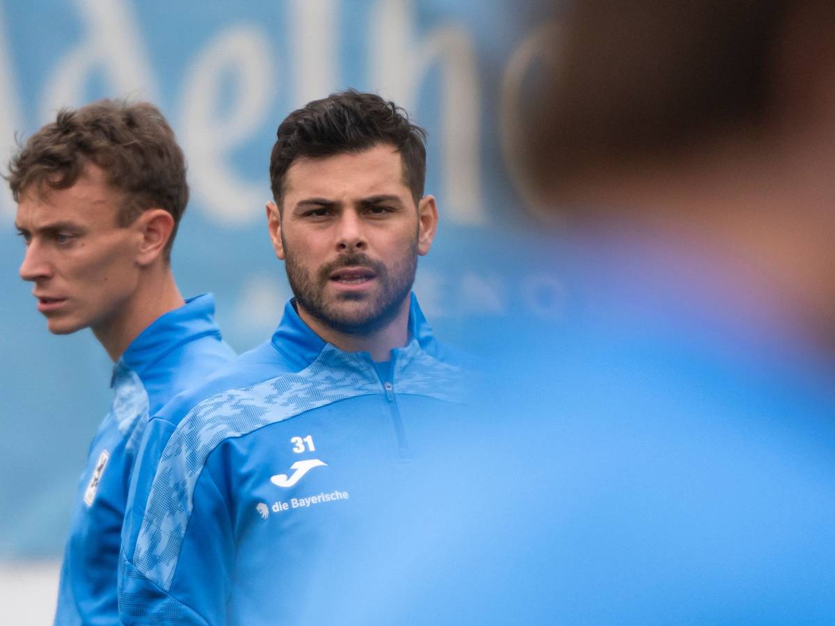 Kevin Volland in einer Trainingsjacke von 1860 München.