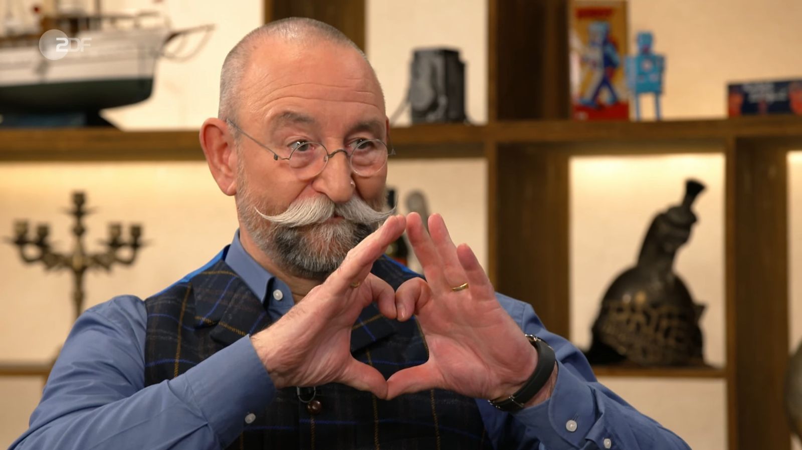 Horst Lichter konnte seine Bewunderung kaum verbergen. Sofort schenkte er Christel ein Herz und gleich zwei begeisterte „Wow!“ hinterher. (Bild: ZDF)