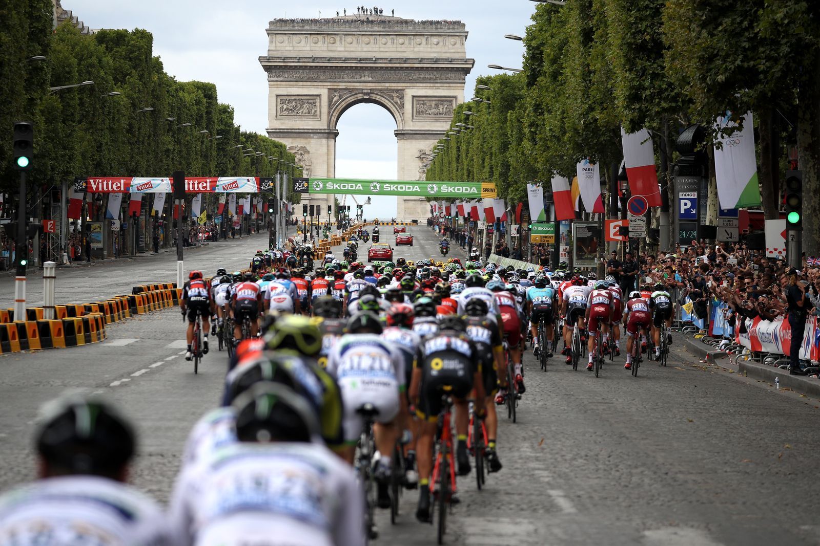 Über drei Wochen vom 4. Juli bis zum Finale in Paris am Sonntag, 26. Juli, hält die Tour de France 2026 Frankreich und die Welt in Atem. Gefahren wird diesmal vor allem im warmen Süden des Landes: Die finale Etappe nach Paris ist mit deutlichem Breitengrad-Abstand der nördlichste „Austragungsort“ der Tour. (Bild: 2017 Getty Images/Chris Graythen)