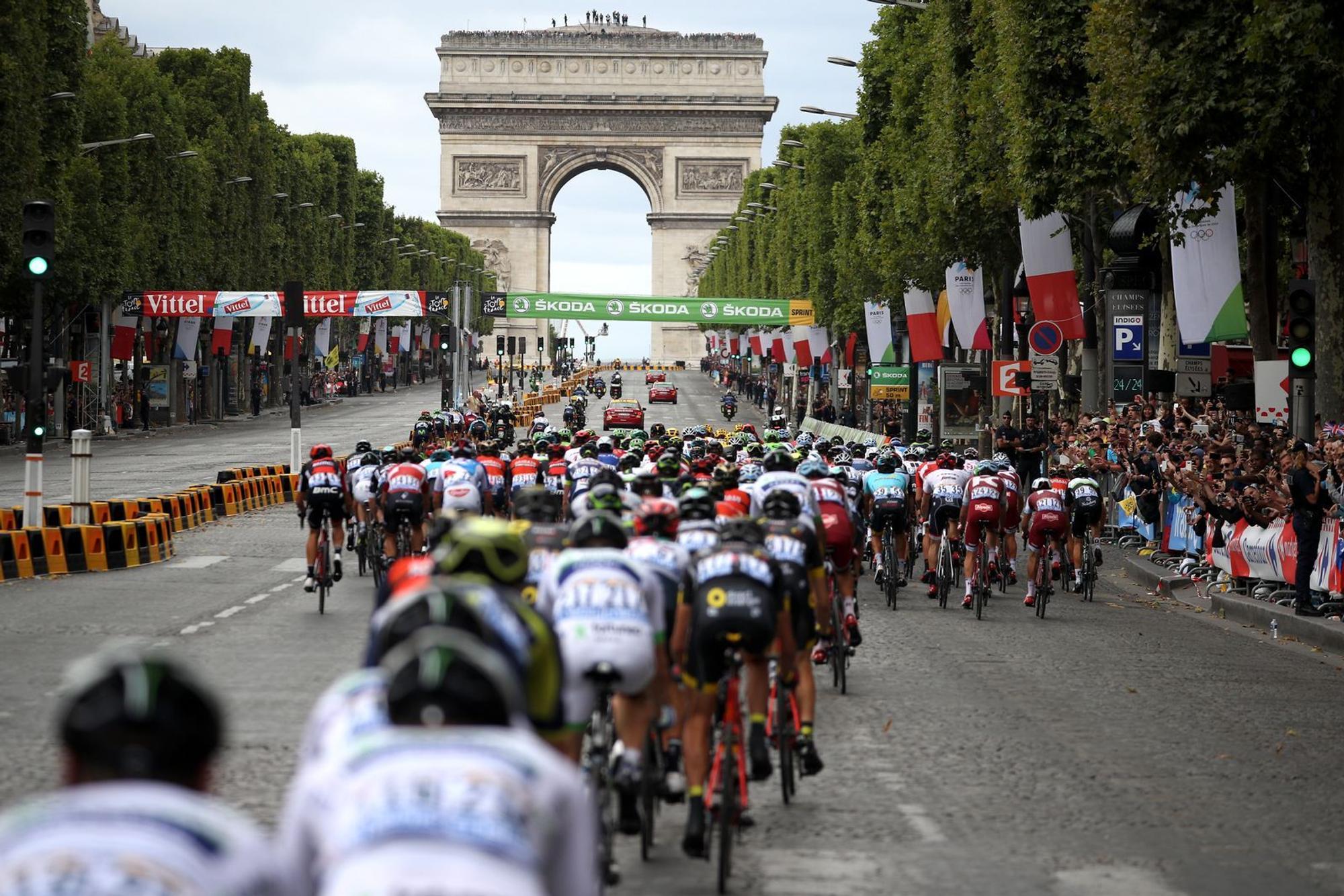 Über drei Wochen vom 4. Juli bis zum Finale in Paris am Sonntag, 26. Juli, hält die Tour de France 2026 Frankreich und die Welt in Atem. Gefahren wird diesmal vor allem im warmen Süden des Landes: Die finale Etappe nach Paris ist mit deutlichem Breitengrad-Abstand der nördlichste „Austragungsort“ der Tour. (Bild: 2017 Getty Images/Chris Graythen)