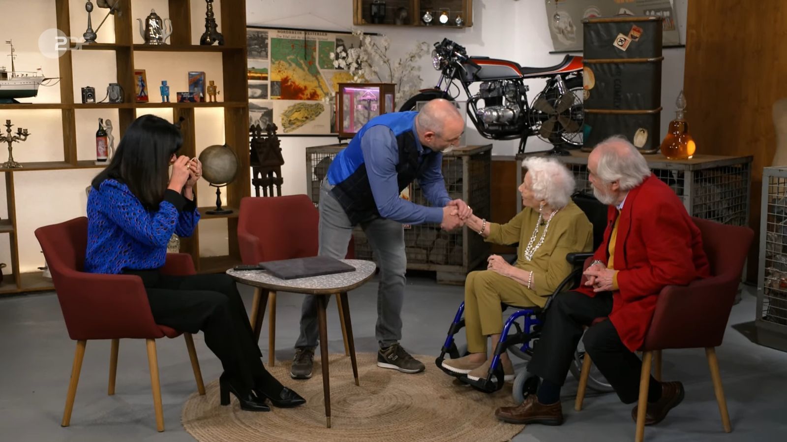 „Na das ist ja mal eine gemütliche Runde“, zeigte sich Horst Lichter hoch erfreut. Schnell wurde klar: Dieser Besuch war alles andere als gewöhnlich. Christel dürfte die älteste Verkäuferin gewesen sein, die jemals in der ZDF-Trödelshow zu Gast war. (Bild: ZDF)