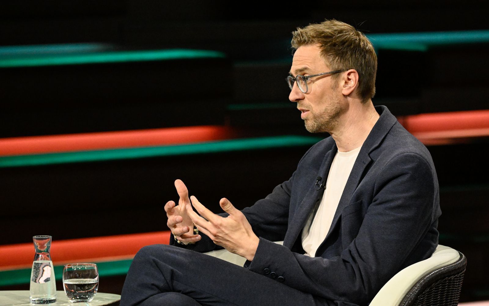 Journalist Veit Medick kritisierte Schwarz-Rot und äußerte Zweifel, dass die geplanten Reformen die nötige Erleichterung im Land bringen. (Bild: ZDF / Markus Hertrich)
