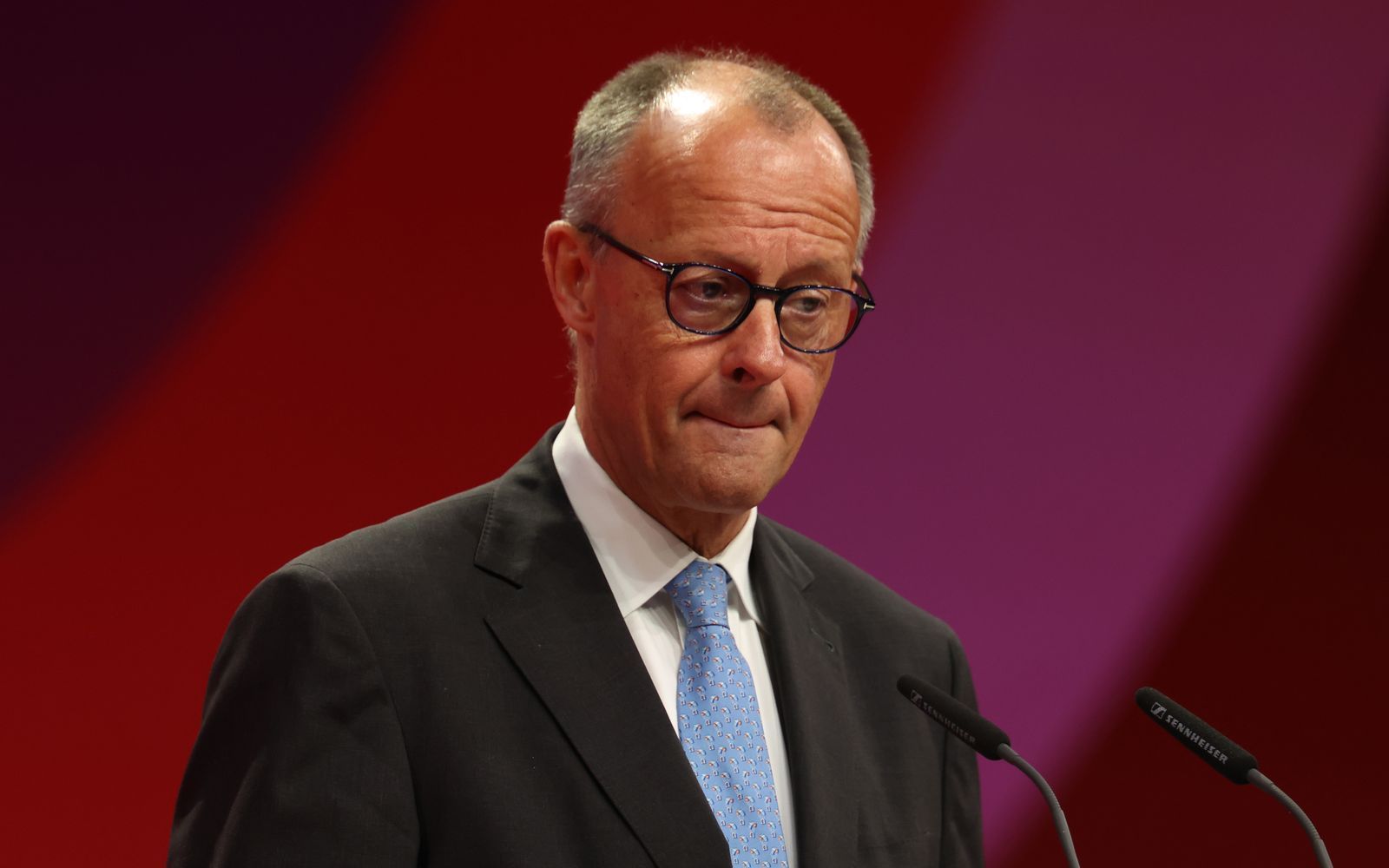 Friedrich Merz wird am Donnerstagabend spontan im ARD-“Brennpunkt“ zu sehen sein. (Bild: 2026 Getty Images/Sean Gallup)