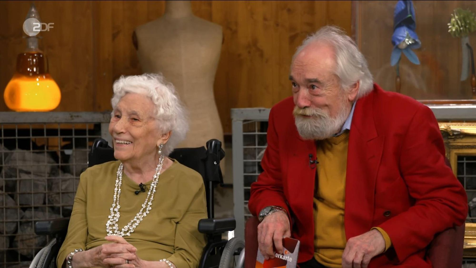 Über das Alter einer Dame spricht man bekanntlich nicht. Sohn Manfred nahm dem Gastgeber deshalb die Frage ab: „Meine Mutter wird dieses Jahr 100.“ (Bild: ZDF)
