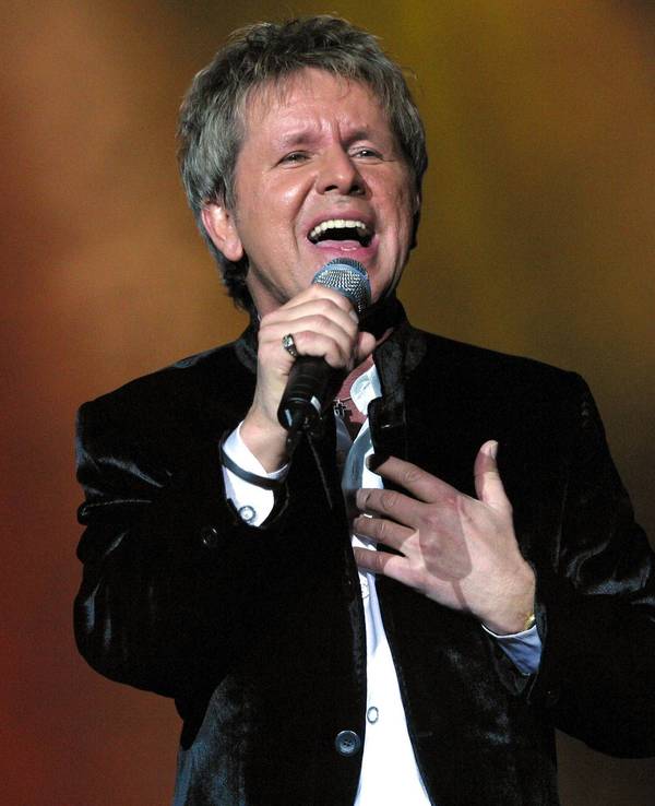 Schlagerstar G.G. Anderson singt ins Mikro.