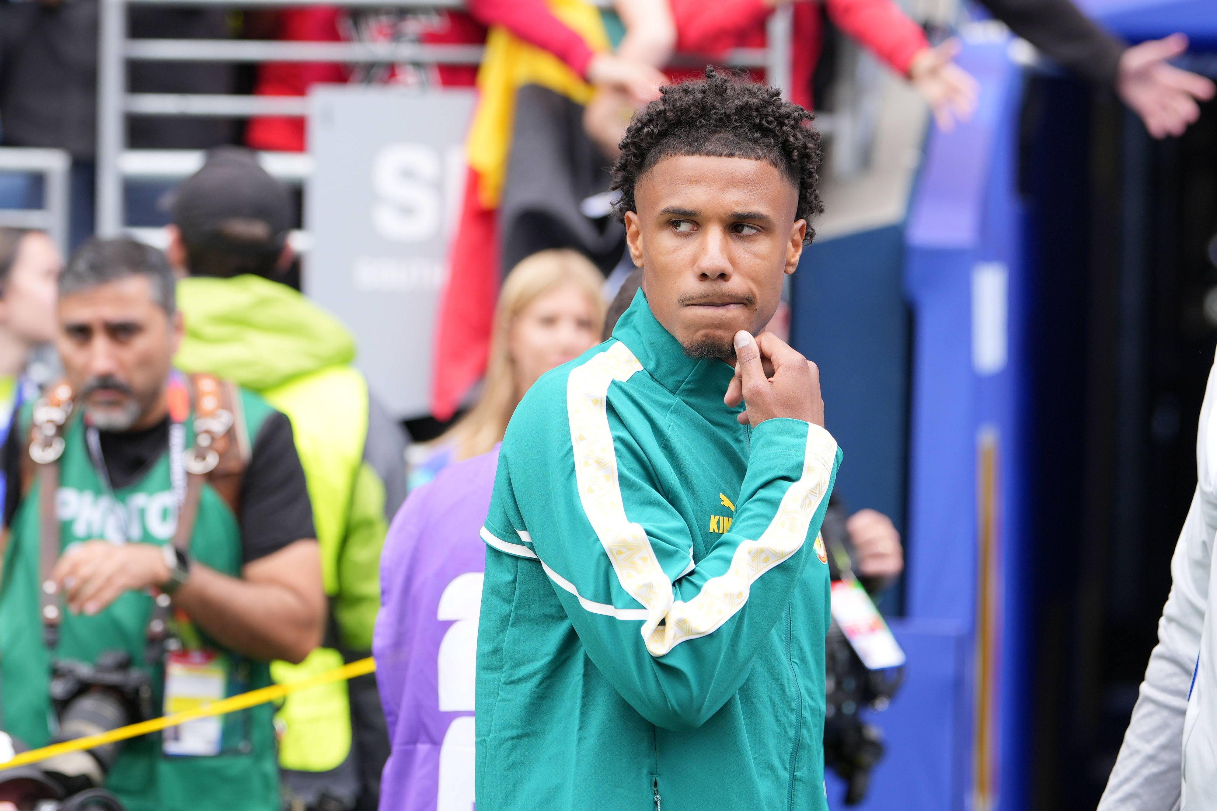 Ismail Jakobs geht enttäuscht vom Platz.
