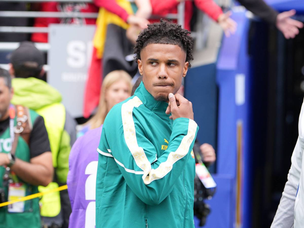 Ismail Jakobs geht enttäuscht vom Platz.