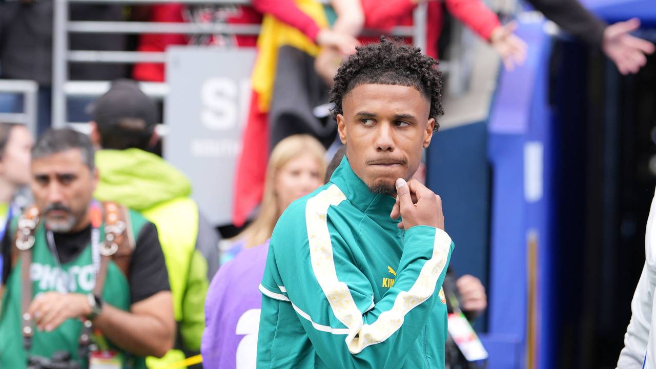 Ismail Jakobs geht enttäuscht vom Platz.