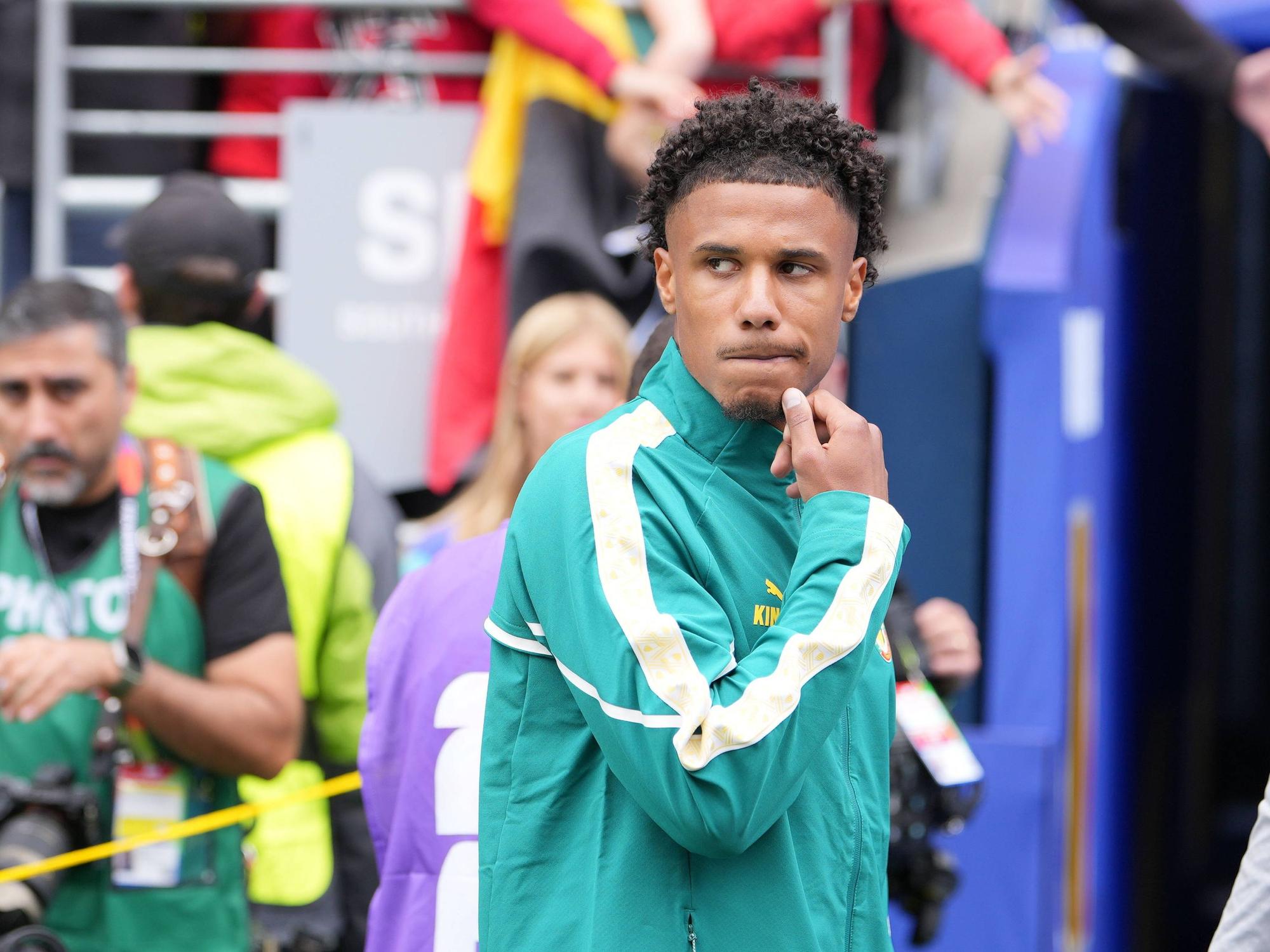 Ismail Jakobs geht enttäuscht vom Platz.