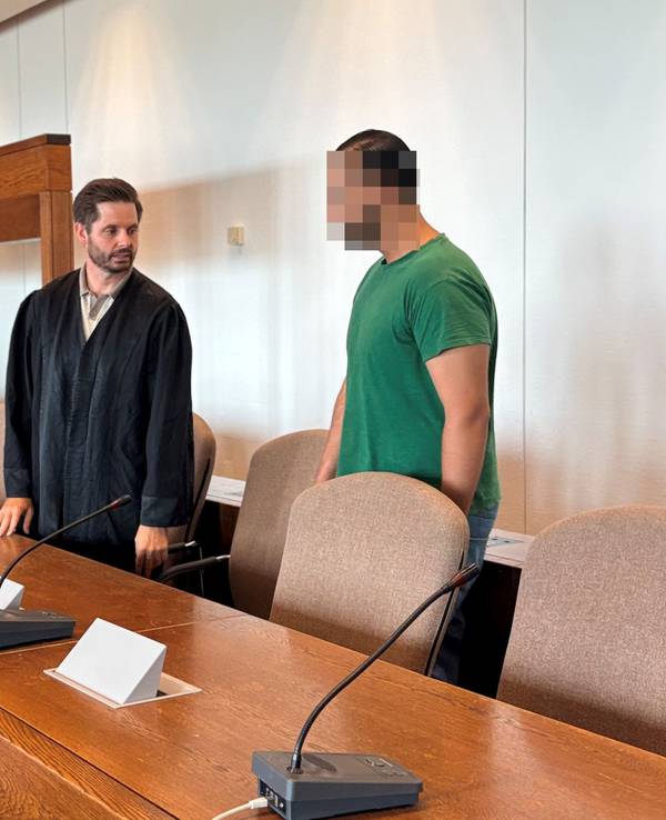Der Angeklagte mit seinem Verteidiger Bernhard Scholz beim Prozessauftakt im Kölner Landgericht
