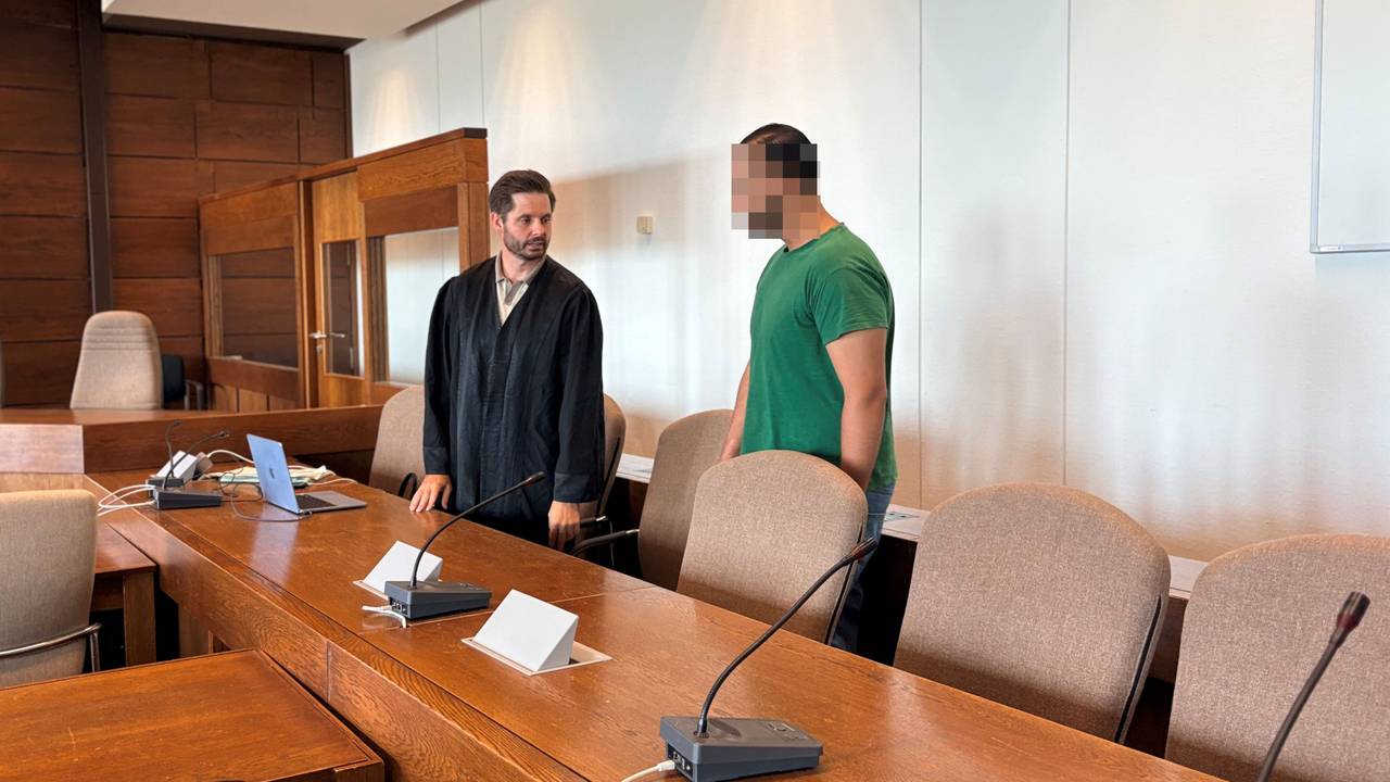 Der Angeklagte mit seinem Verteidiger Bernhard Scholz beim Prozessauftakt im Kölner Landgericht
