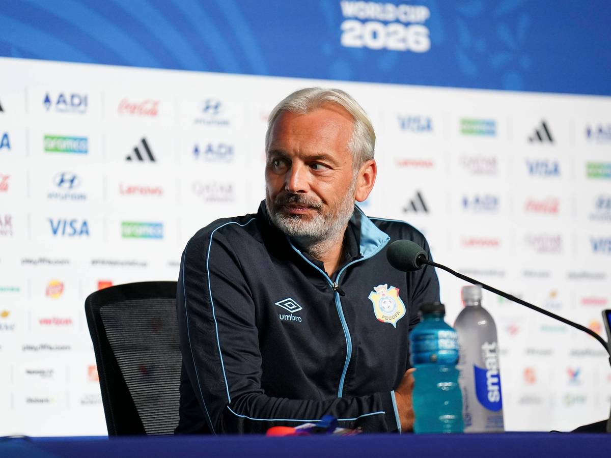 Sébastien Desabre bei einer Pressekonferenz.