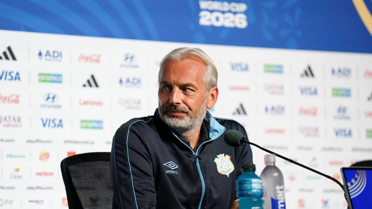 Sébastien Desabre bei einer Pressekonferenz.