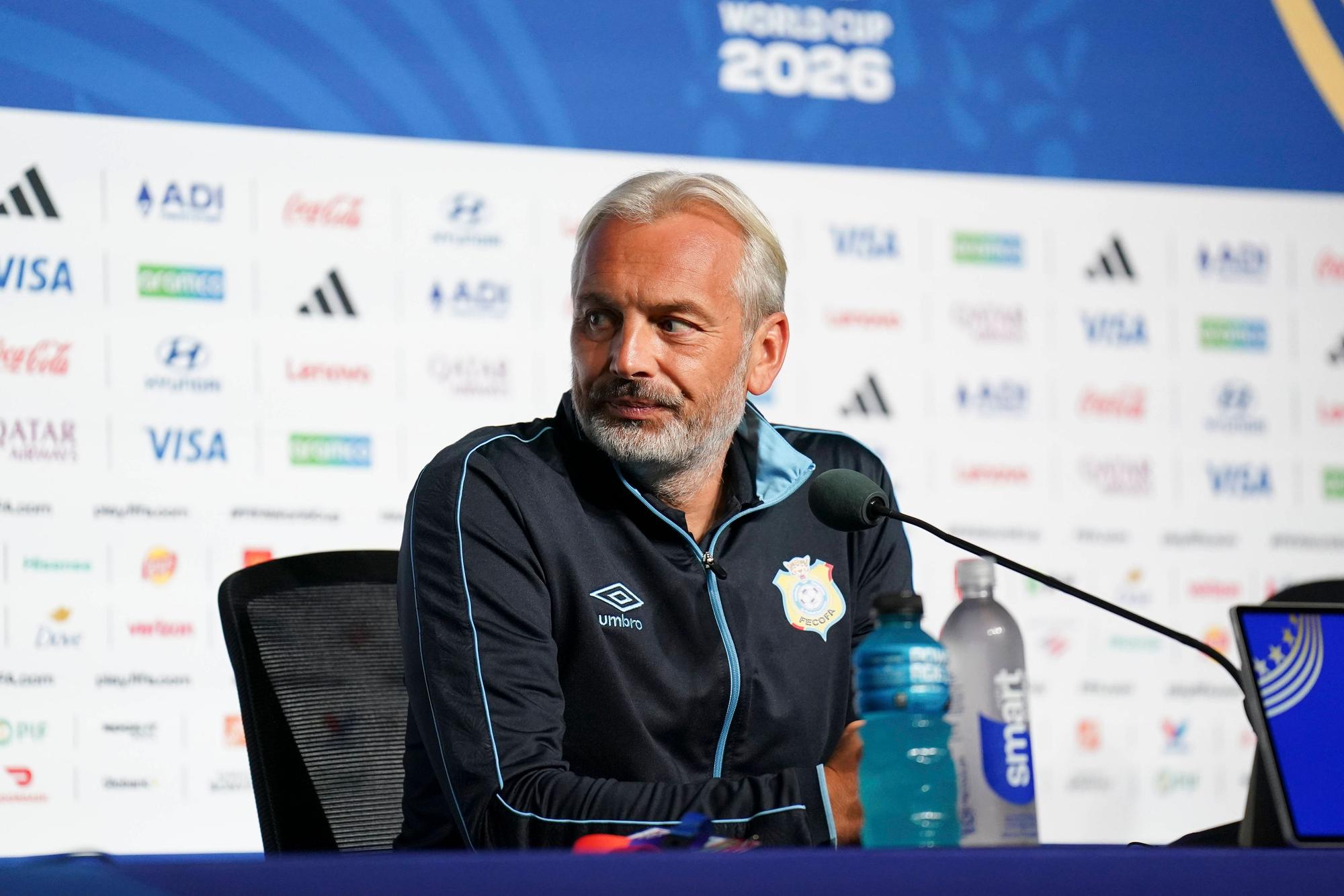 Sébastien Desabre bei einer Pressekonferenz.