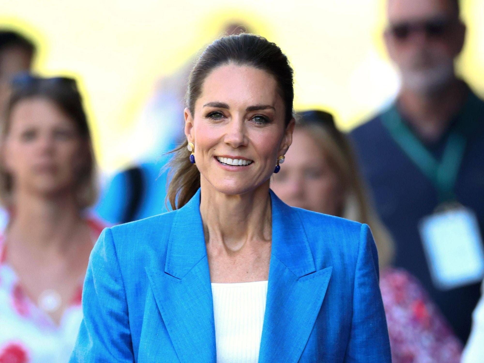 Kate geht und lächelt.