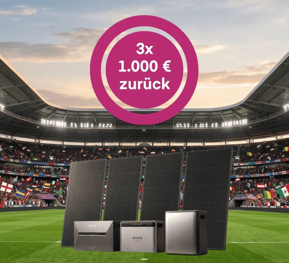 Bild aus einem Fußballstadion zur Yuma Fußball-Aktion mit Balkonkraftwerken auf dem grünen Rasen.