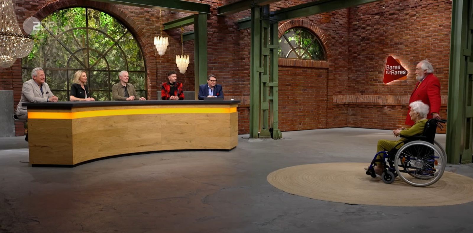 Christel blieb optimistisch und hoffte, dass die Händler den Preis nicht allzu sehr drücken würden. Im Händlerraum zeigte sich schnell, dass das Art-déco-Objekt bestens ankam. Gleich mehrere interessierten sich für das funkelnde Stück. (Bild: ZDF)