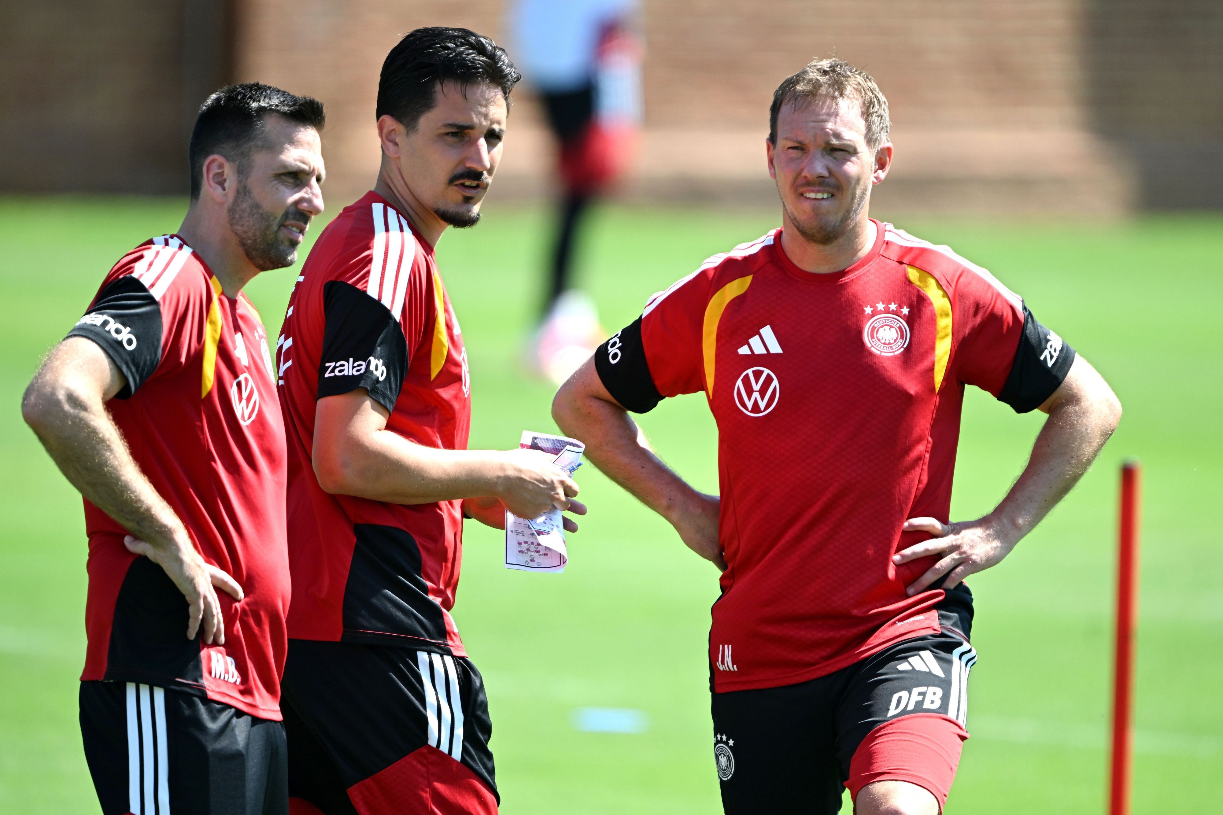 Deutschland, Trainingseinheit vor dem ersten WM-Spiel gegen Curaçao: Bundestrainer Julian Nagelsmann (r.) steht neben Assistenztrainer Benjamin Hübner (M.) und Standardspezialist Mads Buttgereit.