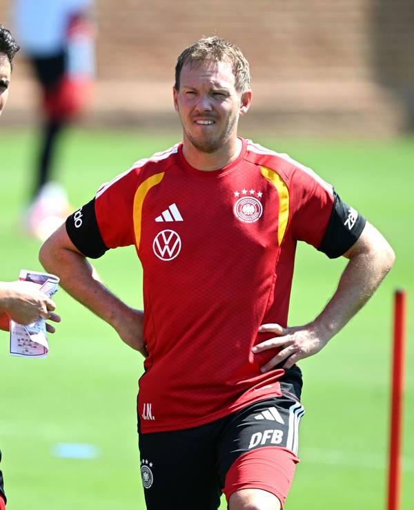 Deutschland, Trainingseinheit vor dem ersten WM-Spiel gegen Curaçao: Bundestrainer Julian Nagelsmann (r.) steht neben Assistenztrainer Benjamin Hübner (M.) und Standardspezialist Mads Buttgereit.