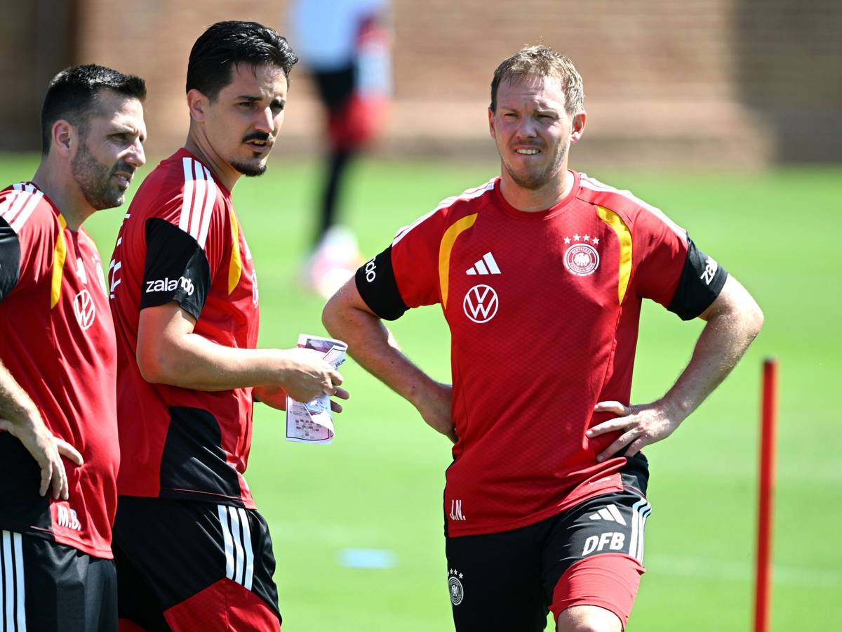 Deutschland, Trainingseinheit vor dem ersten WM-Spiel gegen Curaçao: Bundestrainer Julian Nagelsmann (r.) steht neben Assistenztrainer Benjamin Hübner (M.) und Standardspezialist Mads Buttgereit.
