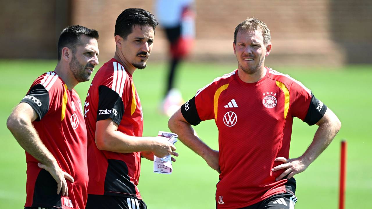 Deutschland, Trainingseinheit vor dem ersten WM-Spiel gegen Curaçao: Bundestrainer Julian Nagelsmann (r.) steht neben Assistenztrainer Benjamin Hübner (M.) und Standardspezialist Mads Buttgereit.