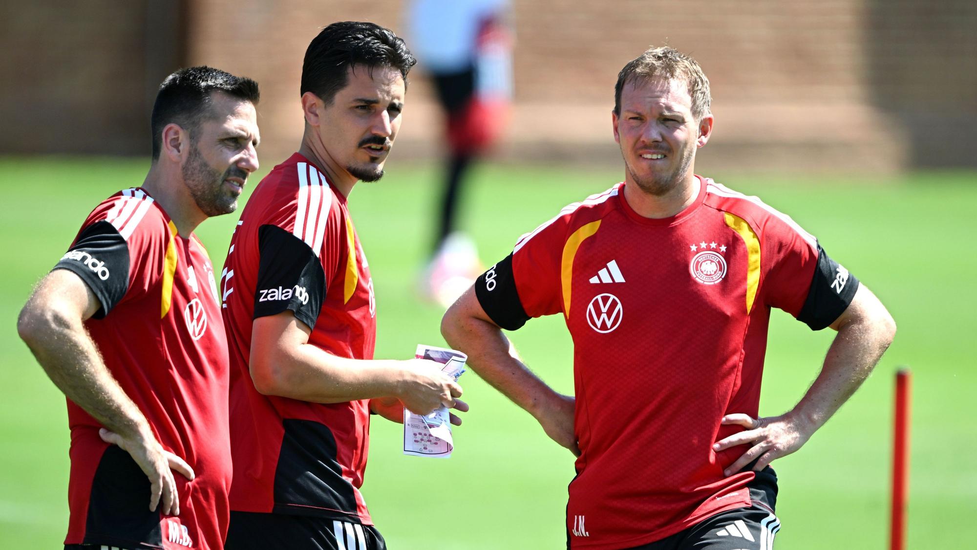 Deutschland, Trainingseinheit vor dem ersten WM-Spiel gegen Curaçao: Bundestrainer Julian Nagelsmann (r.) steht neben Assistenztrainer Benjamin Hübner (M.) und Standardspezialist Mads Buttgereit.