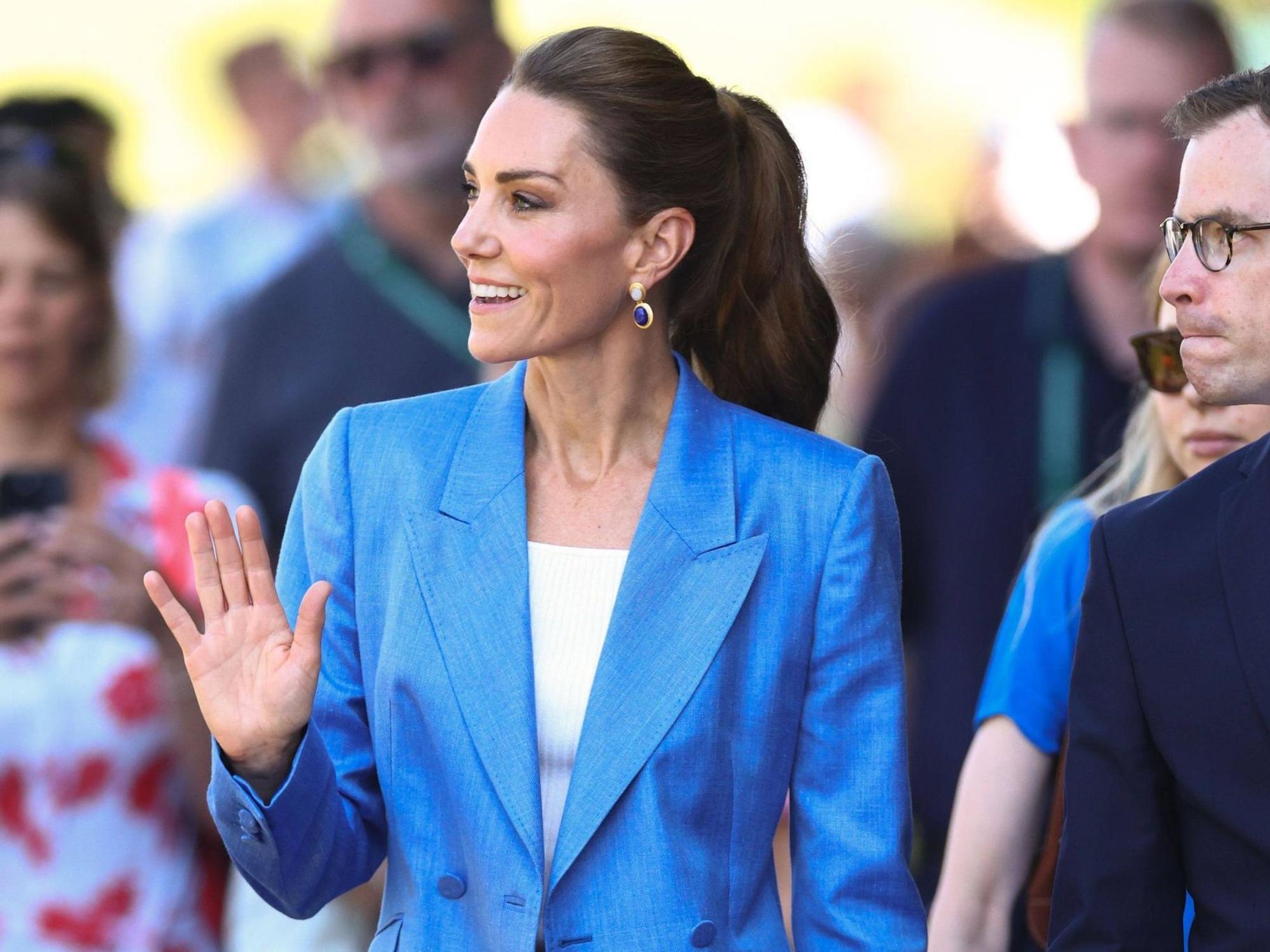 Prinzessin Kate winkt den Royal-Fans.