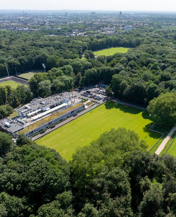 Luftaufnahme des Geißbockheims: Der Trainingsplatz 2 (vorne rechts) soll modernisiert werden. Neben dem Franz-Kremer-Stadion (links) entsteht das neue Leistungszentrum.