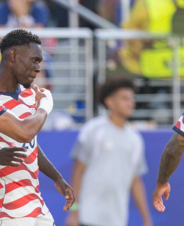 Folarin Balogun jubelt mit Antonee Robinson.