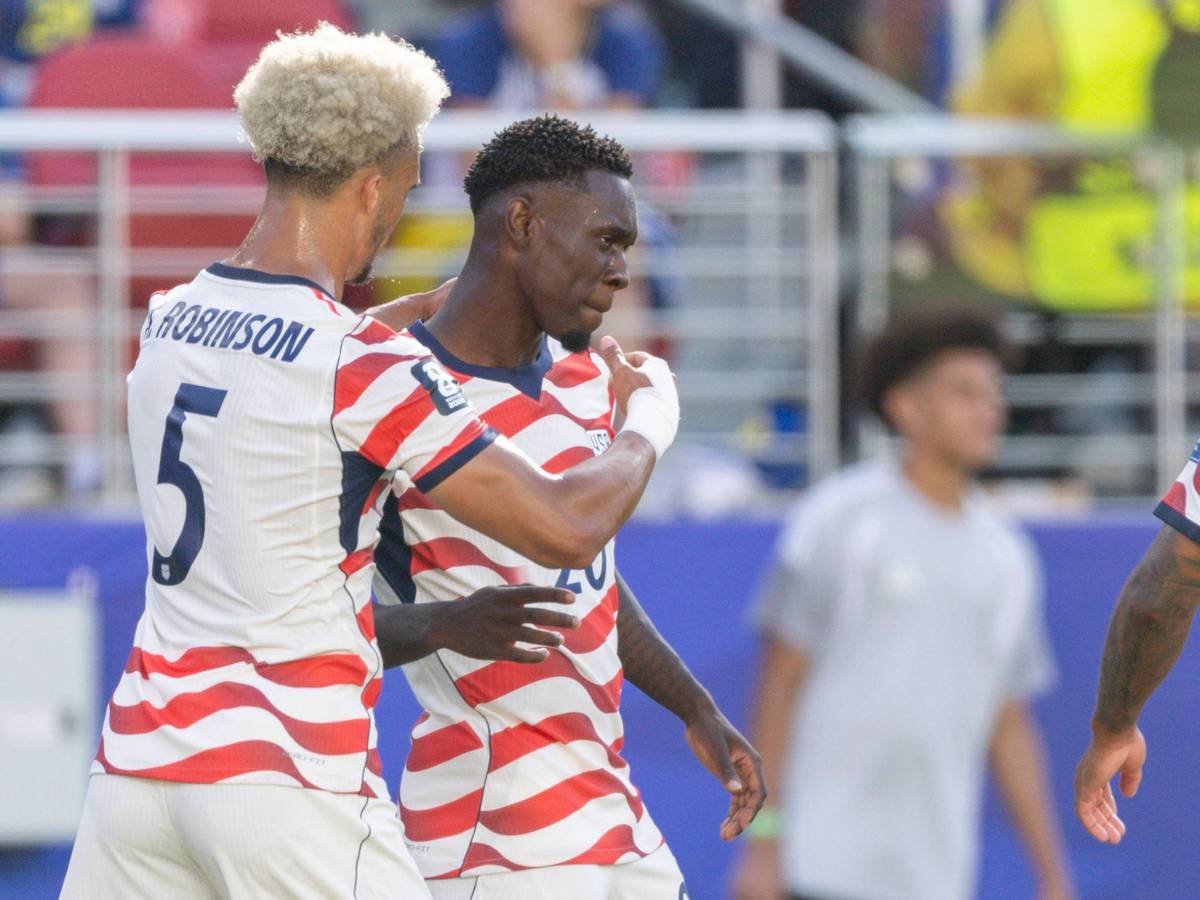 Folarin Balogun jubelt mit Antonee Robinson.