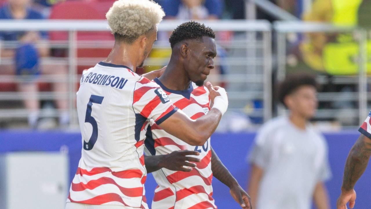 Folarin Balogun jubelt mit Antonee Robinson.