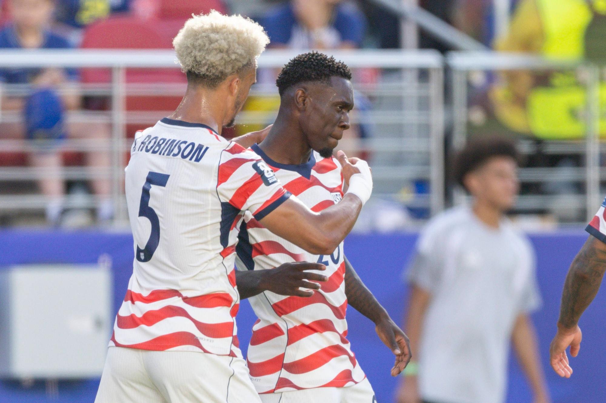 Folarin Balogun jubelt mit Antonee Robinson.