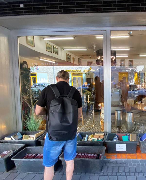 Mann vor Geschäft