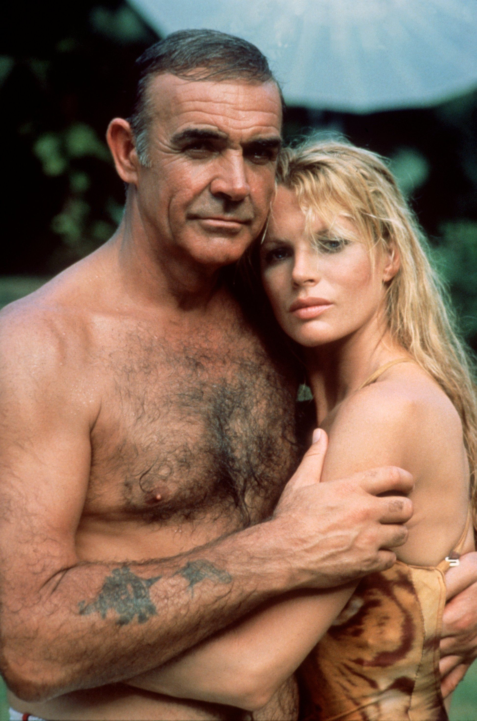 Kim Basinger wurde neben Sean Connery (l) im inoffiziellen Bond-Film „Sag niemals nie“ zum Weltstar.