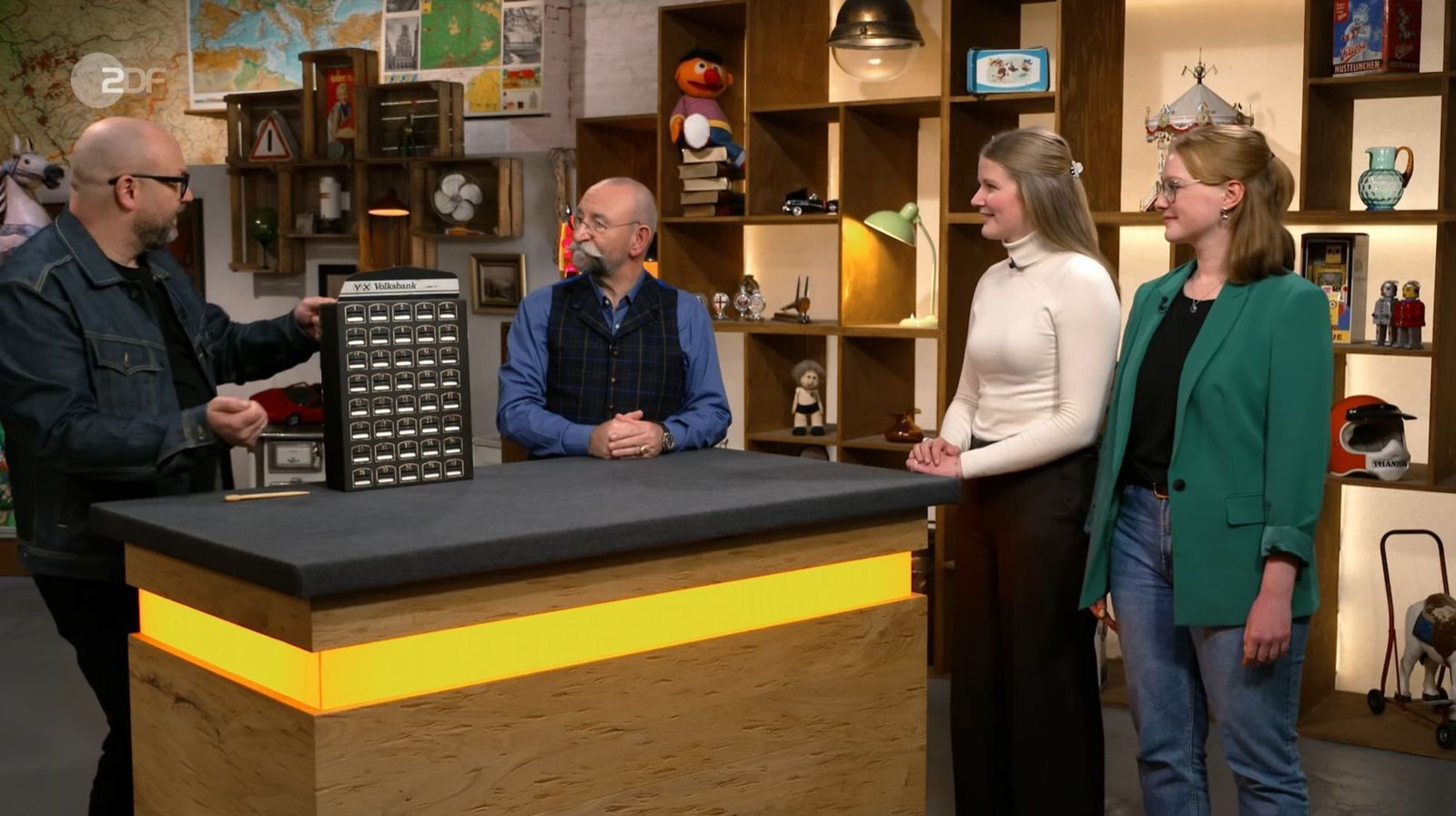 Der alte Sparschrank mit seinen 40 Fächern hatte viele Jahre im Vereinsheim eines Reitvereins gehangen. Wegen seines eher mittelmäßigen Zustands wurden lediglich 30 bis 50 Euro erwartet. (Bild: ZDF)