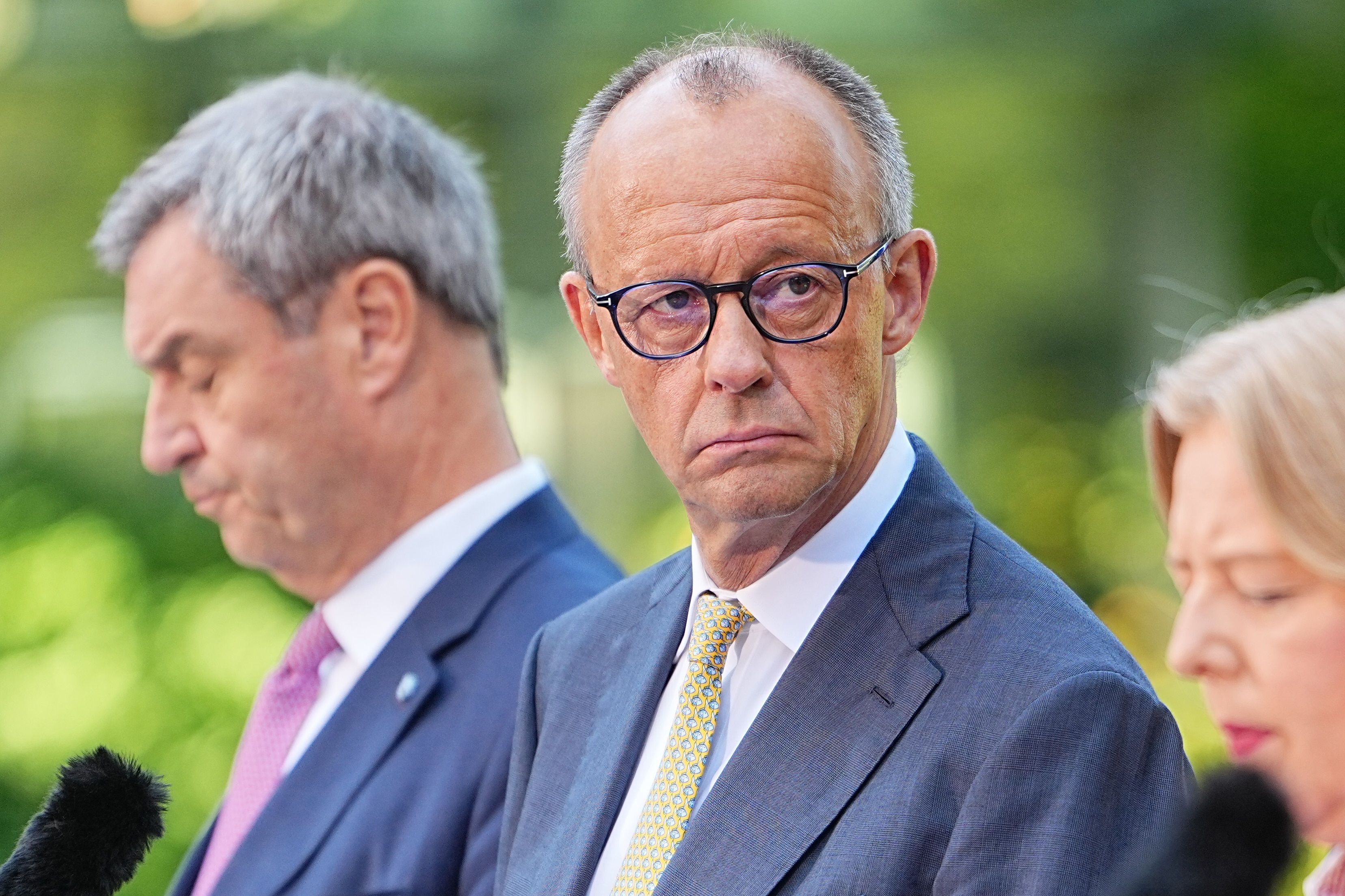 Markus Söder (CSU, l-r), Friedrich Merz (CDU) und Bärbel Bas (SPD) geben im Garten des Kanzleramtes eine Pressekonferenz nach der Sitzung des Koalitionsausschusses.
