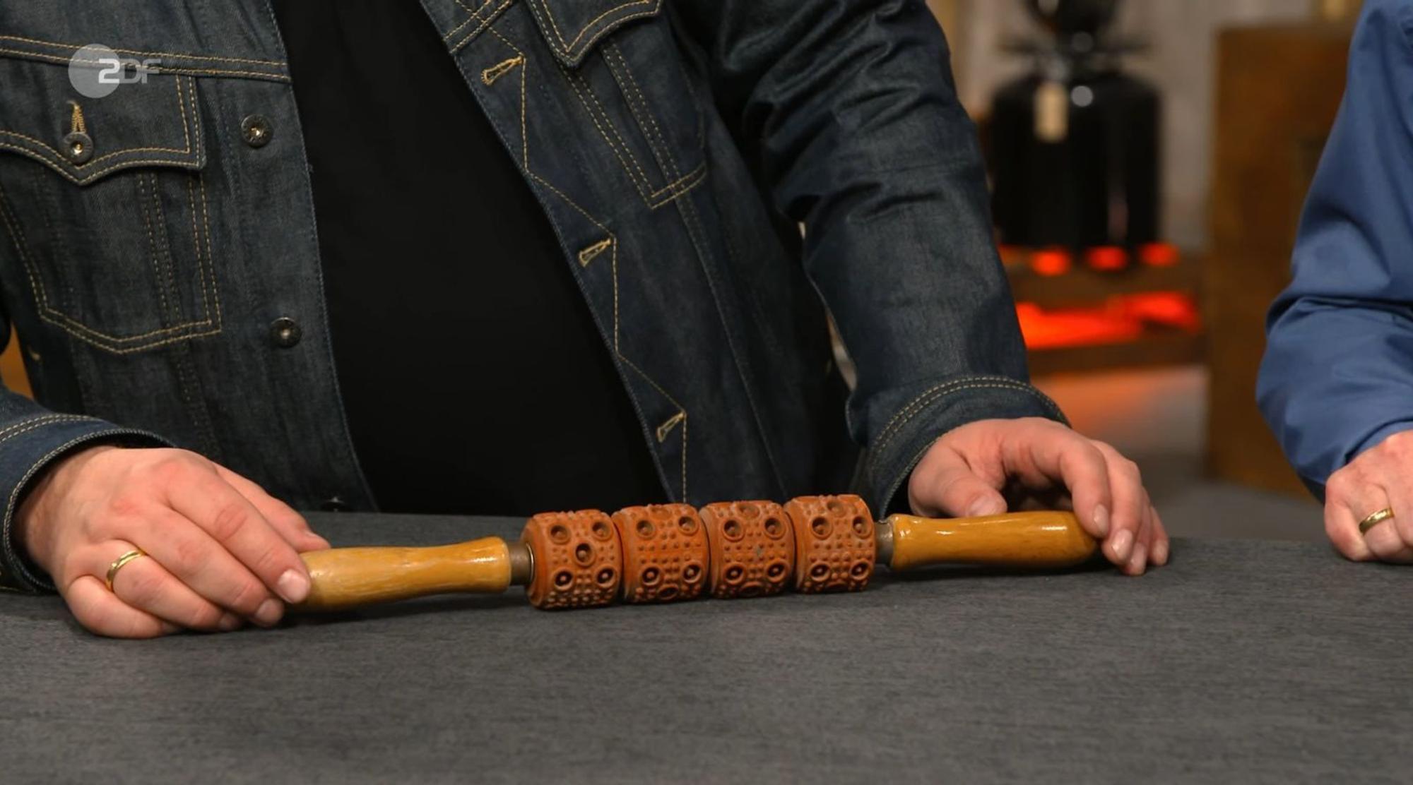 Küchenhelfer, Wellnessgerät oder doch ein Prügel? Das ungewöhnliche Holzobjekt sorgte zunächst für reichlich Rätselraten. Die Auflösung? Es handelte sich um einen Doppel-Punkt-Roller aus den 1920er-Jahren, der einst für Massage-Anwendungen gedacht war. Die Expertise sah einen geringen Wert von 20 bis 30 Euro. (Bild: ZDF)
