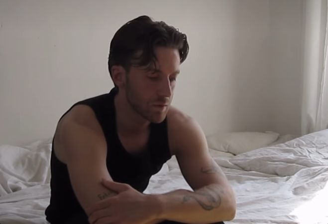 Popmusiker Cosmo musste sich bei seinen Fans dafür entschuldigen, die Tour abgesagt zu haben.