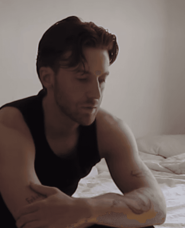 Popmusiker Cosmo musste sich bei seinen Fans dafür entschuldigen, die Tour abgesagt zu haben.