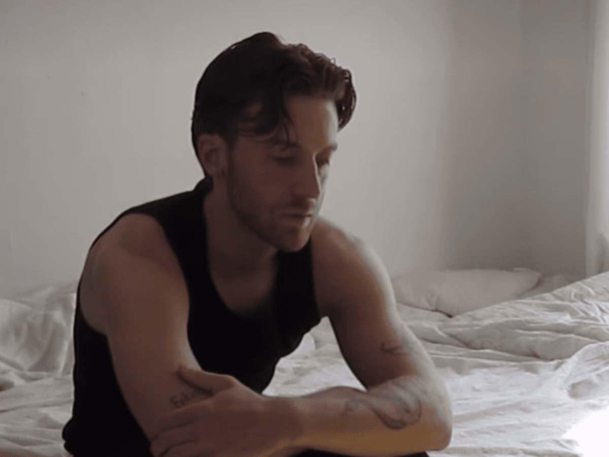 Popmusiker Cosmo musste sich bei seinen Fans dafür entschuldigen, die Tour abgesagt zu haben.