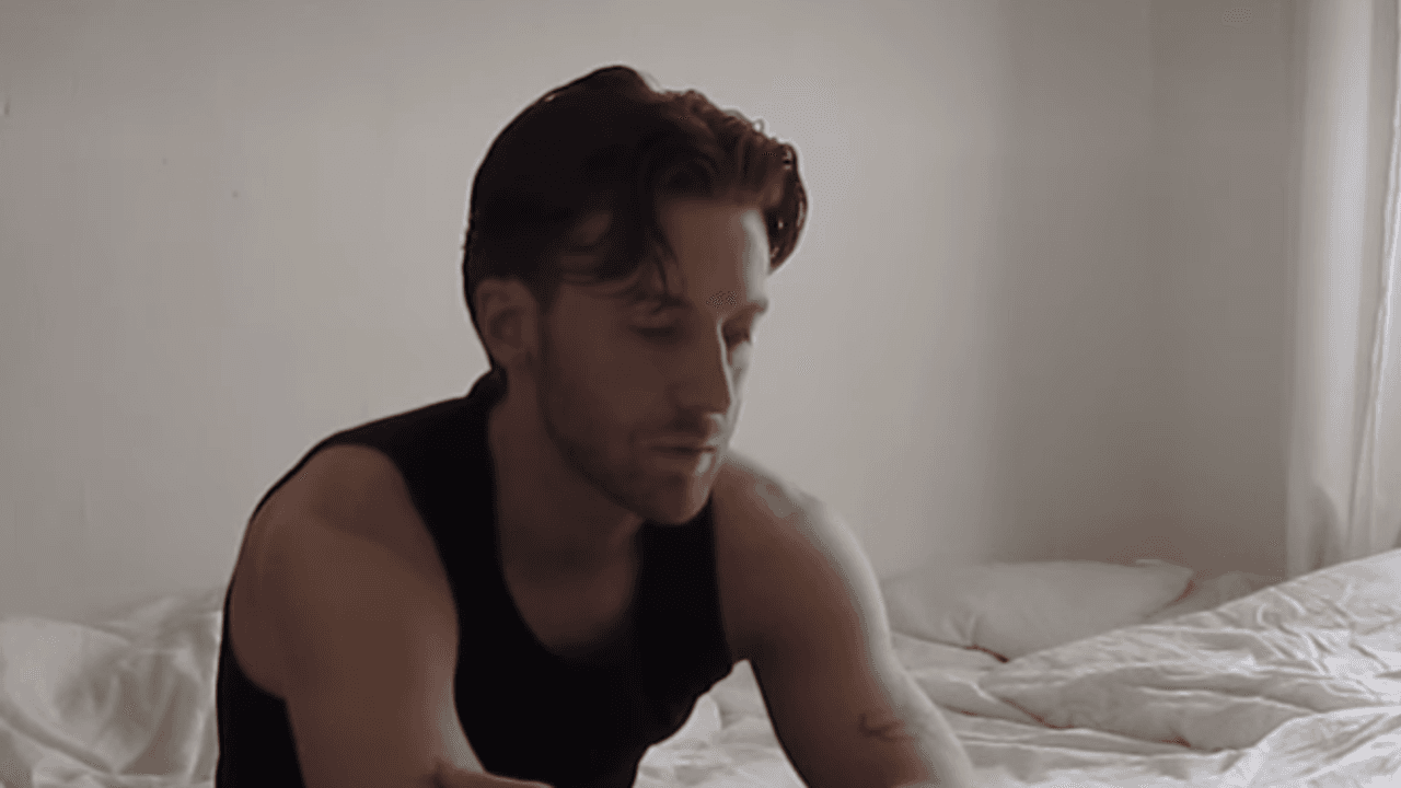 Popmusiker Cosmo musste sich bei seinen Fans dafür entschuldigen, die Tour abgesagt zu haben.