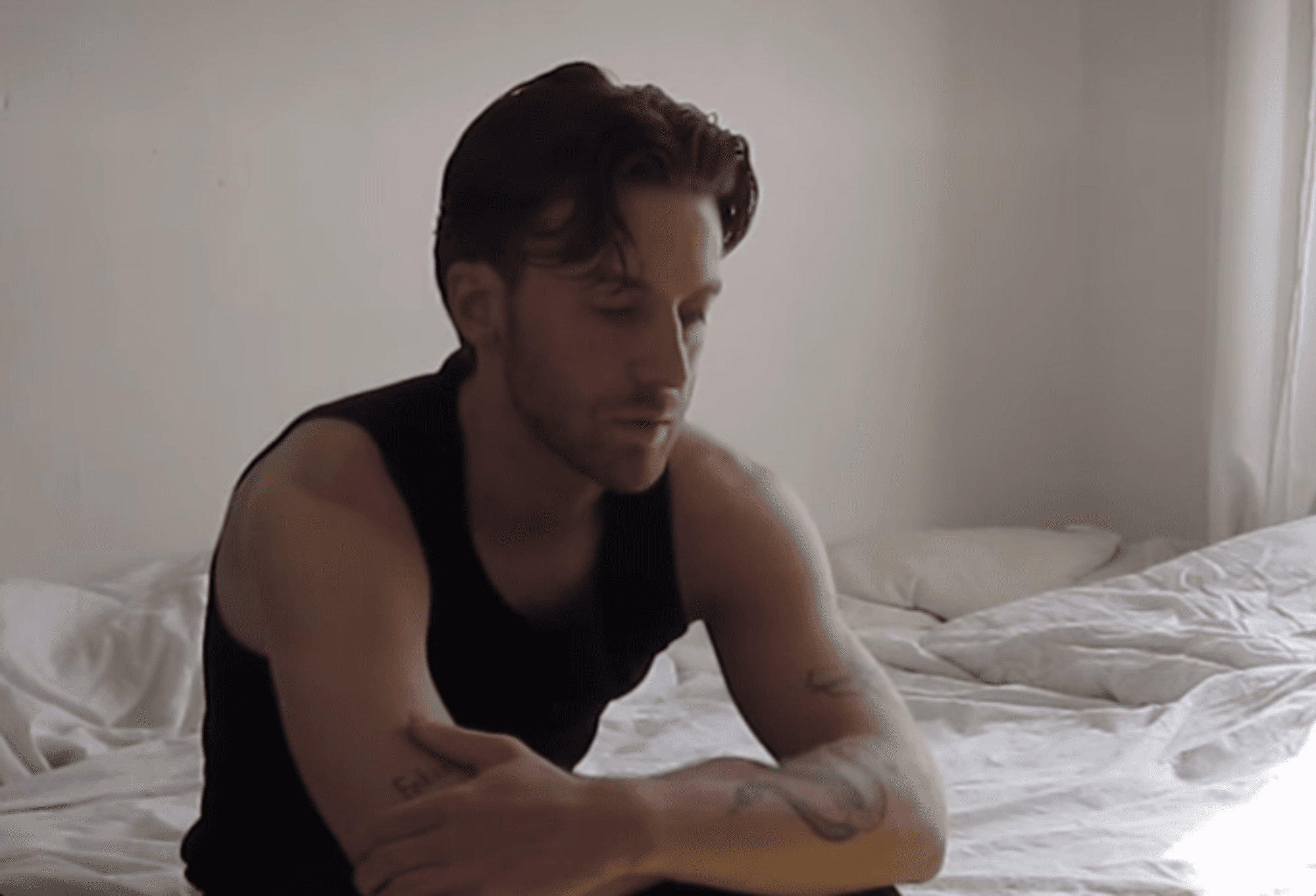 Popmusiker Cosmo musste sich bei seinen Fans dafür entschuldigen, die Tour abgesagt zu haben.