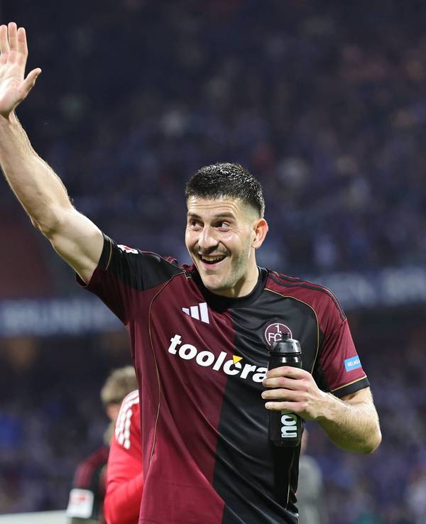 Luka Lochoshvili lacht und winkt auf die Tribüne.