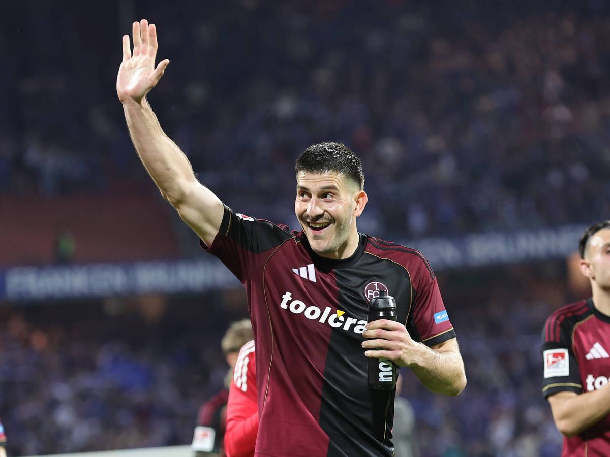 Luka Lochoshvili lacht und winkt auf die Tribüne.