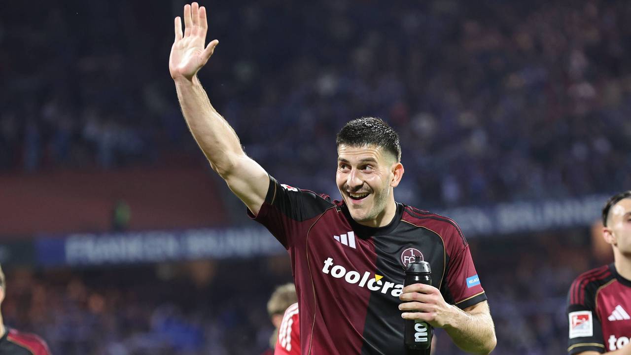 Luka Lochoshvili lacht und winkt auf die Tribüne.