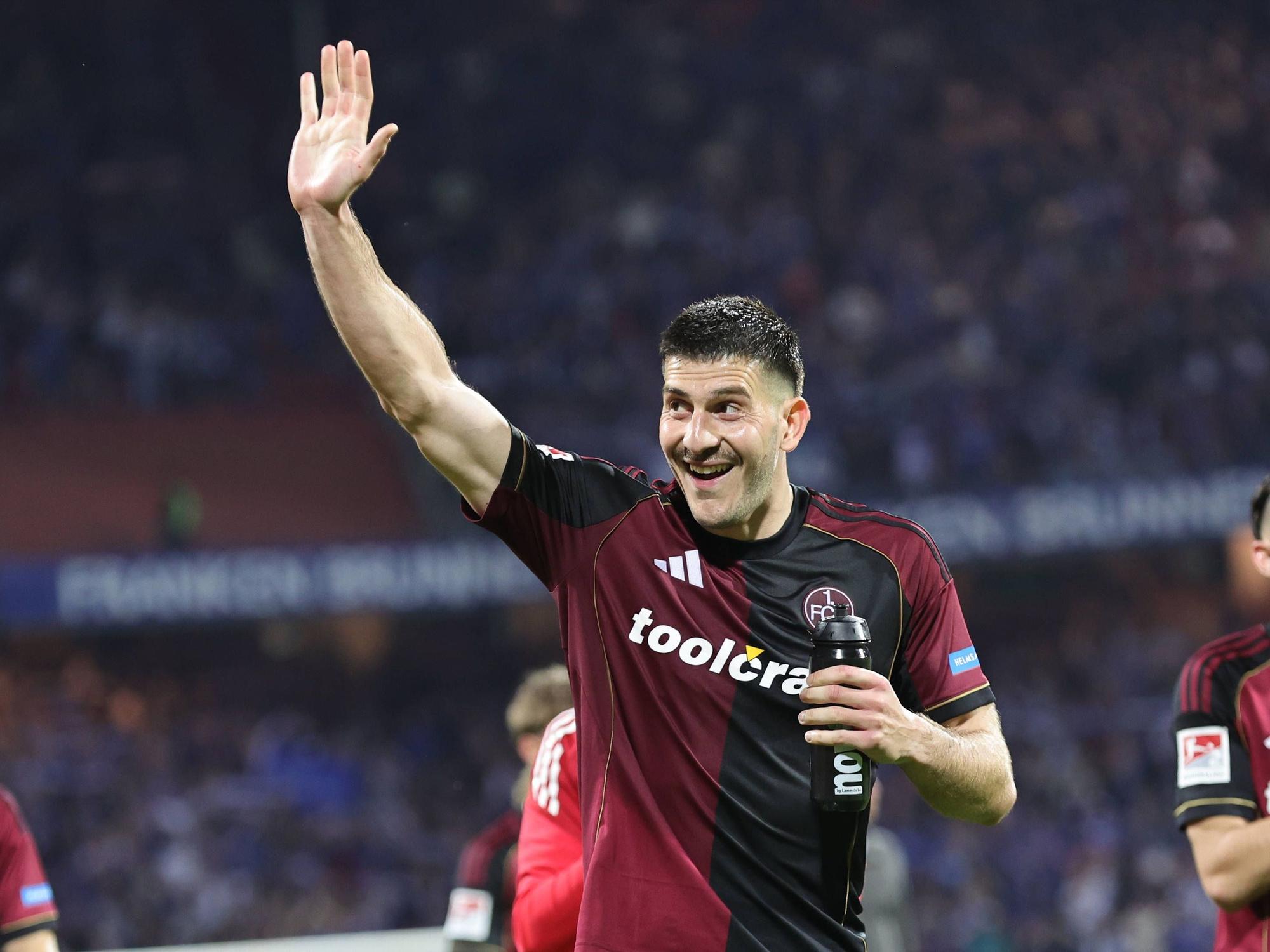 Luka Lochoshvili lacht und winkt auf die Tribüne.