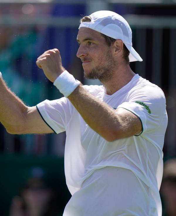 Jan-Lennard Struff jubelt über seinen Sieg und ballt die Fäuste.